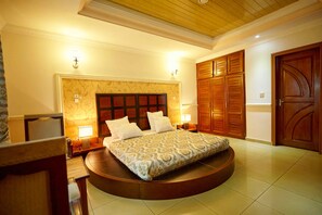 Superior Room | Egyptian cotton sheets, premium bedding, Tempur-Pedic beds - FELICIA HÔTEL (Yaoundé)