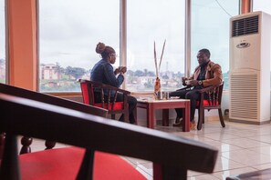 2 restaurants, breakfast, lunch, dinner served; barbecue - FELICIA HÔTEL (Yaoundé)
