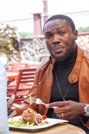 BBQ/picnic area - FELICIA HÔTEL (Yaoundé)