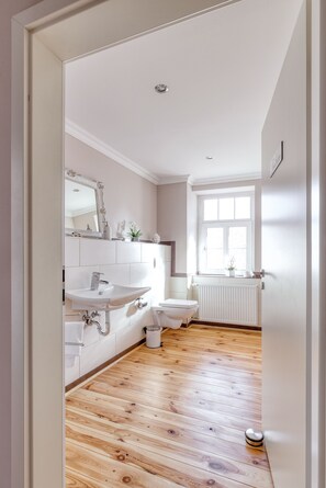 Shower - The spacious vacation apartment for 9 people is ideal for excursions. (Thale/OT Neinstedt)