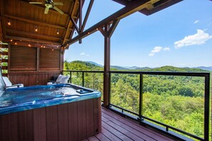 Outdoor spa tub - Hot Tub Bliss + Fire Pit & Games in Charming Smoky Mountain Cabin (Sevierville)