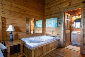 Een haardroger, handdoeken, toiletpapier