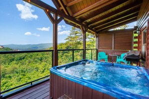Outdoor spa tub - Hot Tub Bliss + Fire Pit & Games in Charming Smoky Mountain Cabin (Sevierville)