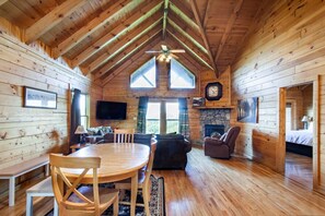 スマートテレビ、暖炉、テーブルサッカー台