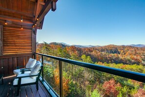 Property grounds - Hot Tub Bliss + Fire Pit & Games in Charming Smoky Mountain Cabin (Sevierville)