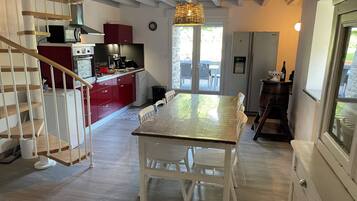 Réfrigérateur, micro-ondes, four, plaque de cuisson