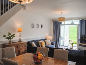 คอทเทจ | บริเวณนั่งเล่น | ทีวี