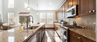 New to Market! Beautiful Mtn Contemporary, Private Hot Tub, Amenities Galore, Minutes Main Street!