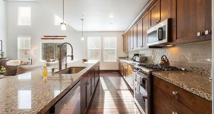 New to Market! Beautiful Mtn Contemporary, Private Hot Tub, Amenities Galore, Minutes Main Street!