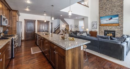 New to Market! Beautiful Mtn Contemporary, Private Hot Tub, Amenities Galore, Minutes Main Street!