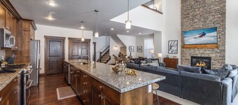 New to Market! Beautiful Mtn Contemporary, Private Hot Tub, Amenities Galore, Minutes Main Street!