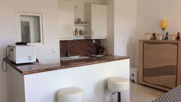 Réfrigérateur, micro-ondes, four, plaque de cuisson