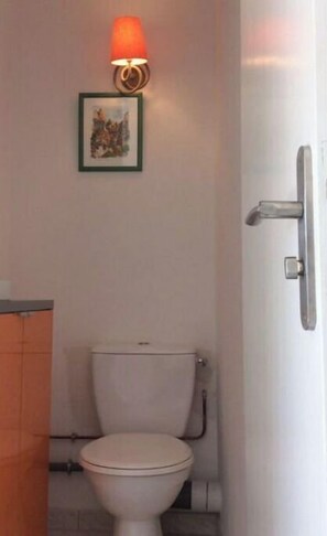 Combinazione doccia/vasca, asciugacapelli, asciugamani, sapone