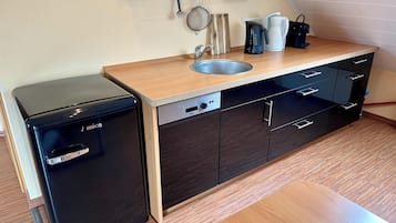 Kühlschrank, Mikrowelle, Herdplatte, Geschirrspüler