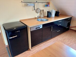 Fridge, microwave, stovetop, dishwasher