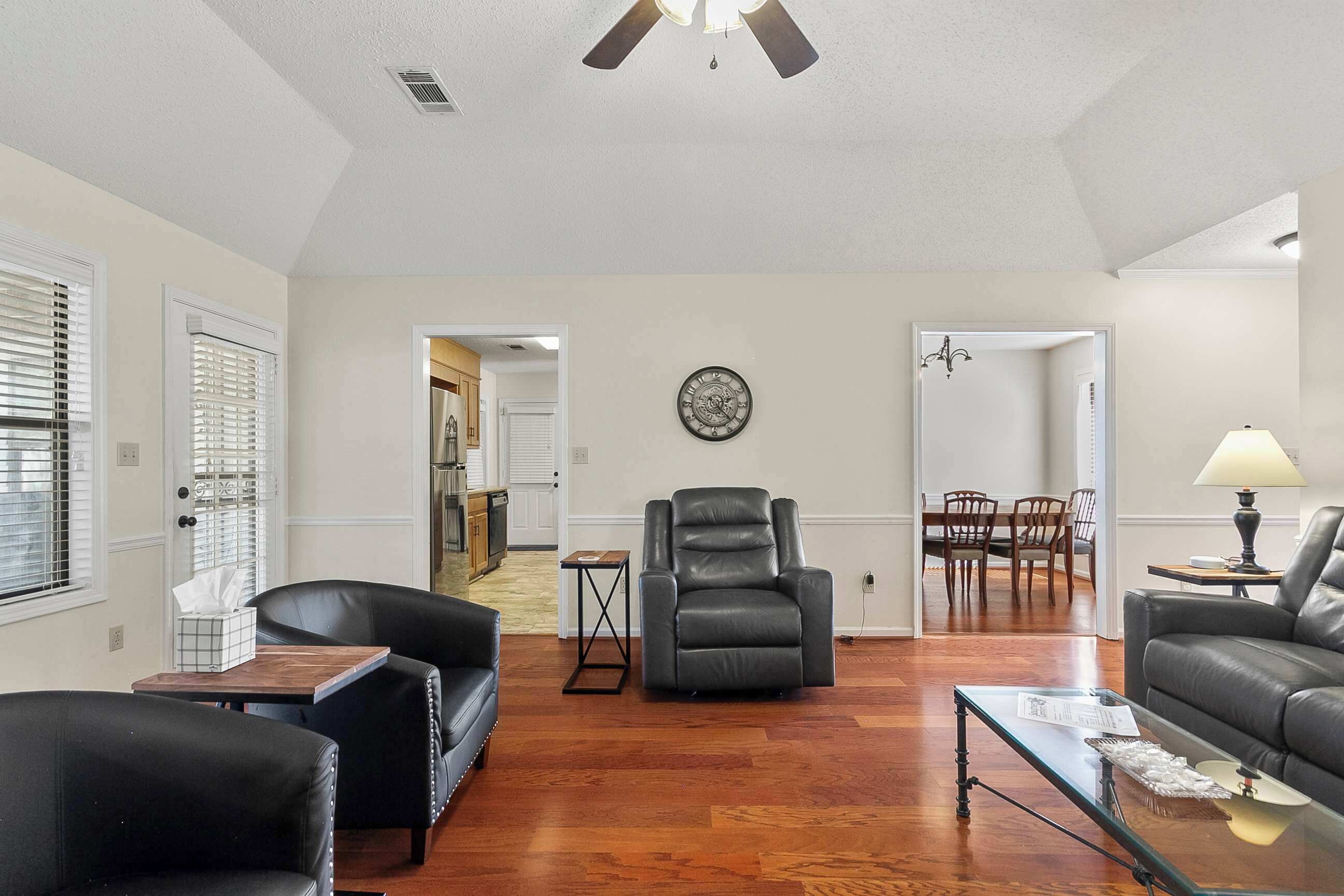 智能电视、壁炉、办公室