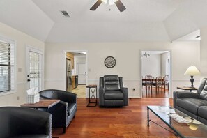 Smart TV, chimenea y oficina 