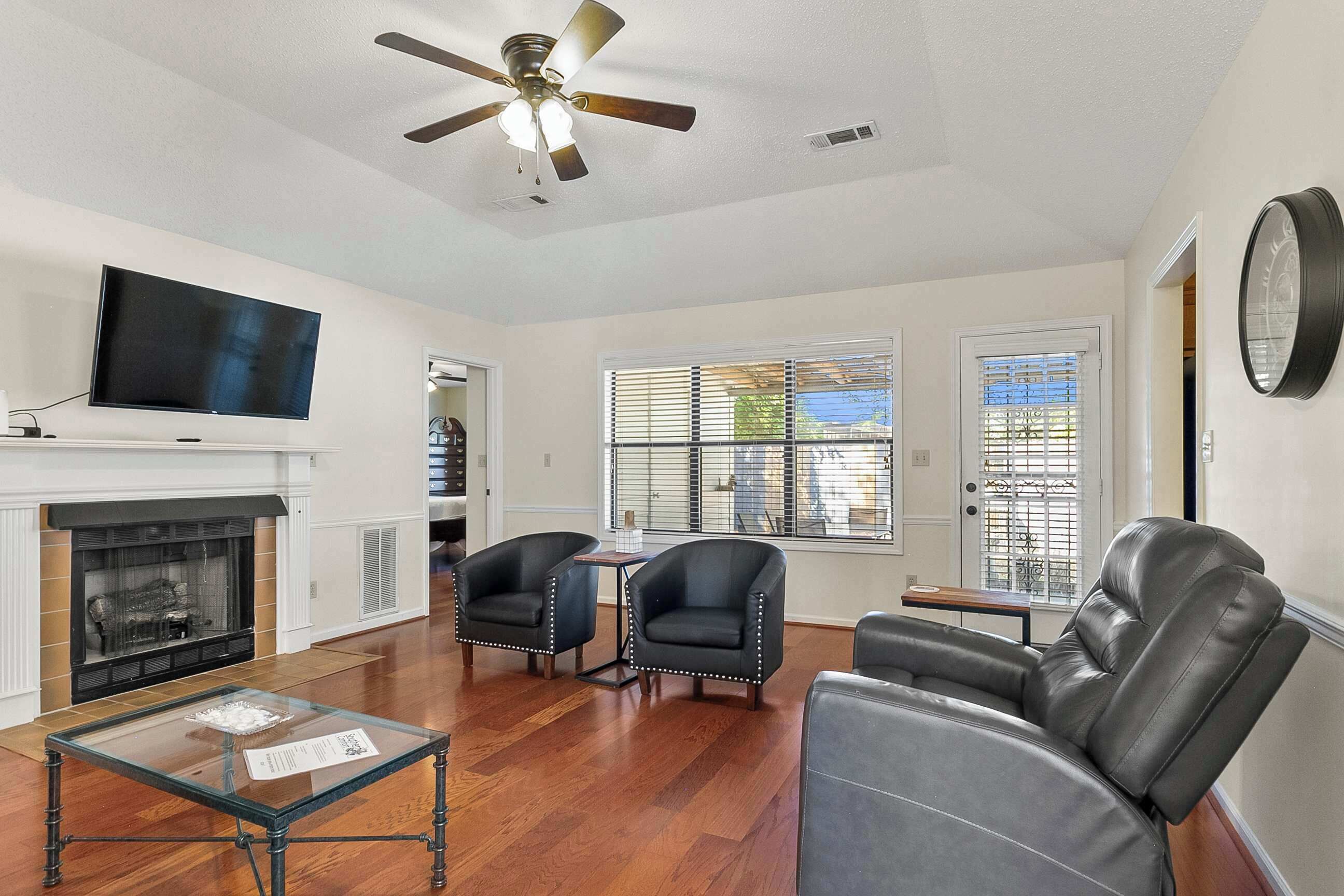 TV connectée, cheminée, espaces bureaux