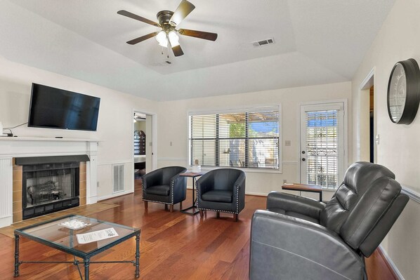 Smart TV, chimenea y oficina 