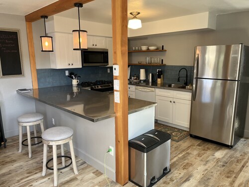 Old Town Cottage in Port of Siuslaw,  King Bed