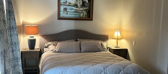 Old Town Cottage in Port of Siuslaw, King Bed