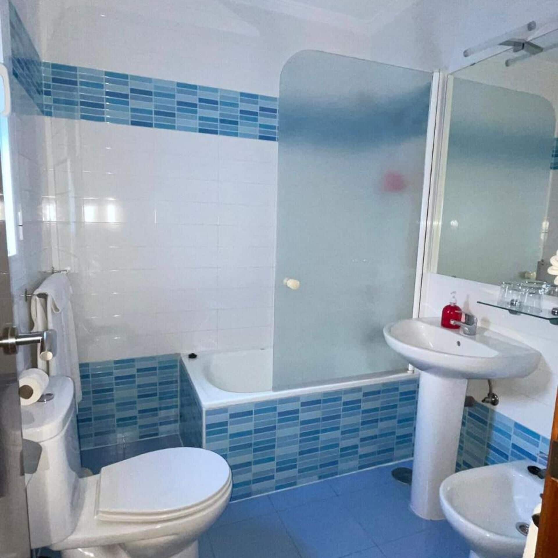Bidet, toallas, jabón, shampoo 