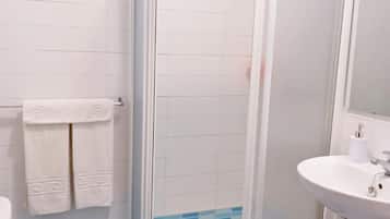 Bidet, toallas, jabón, shampoo