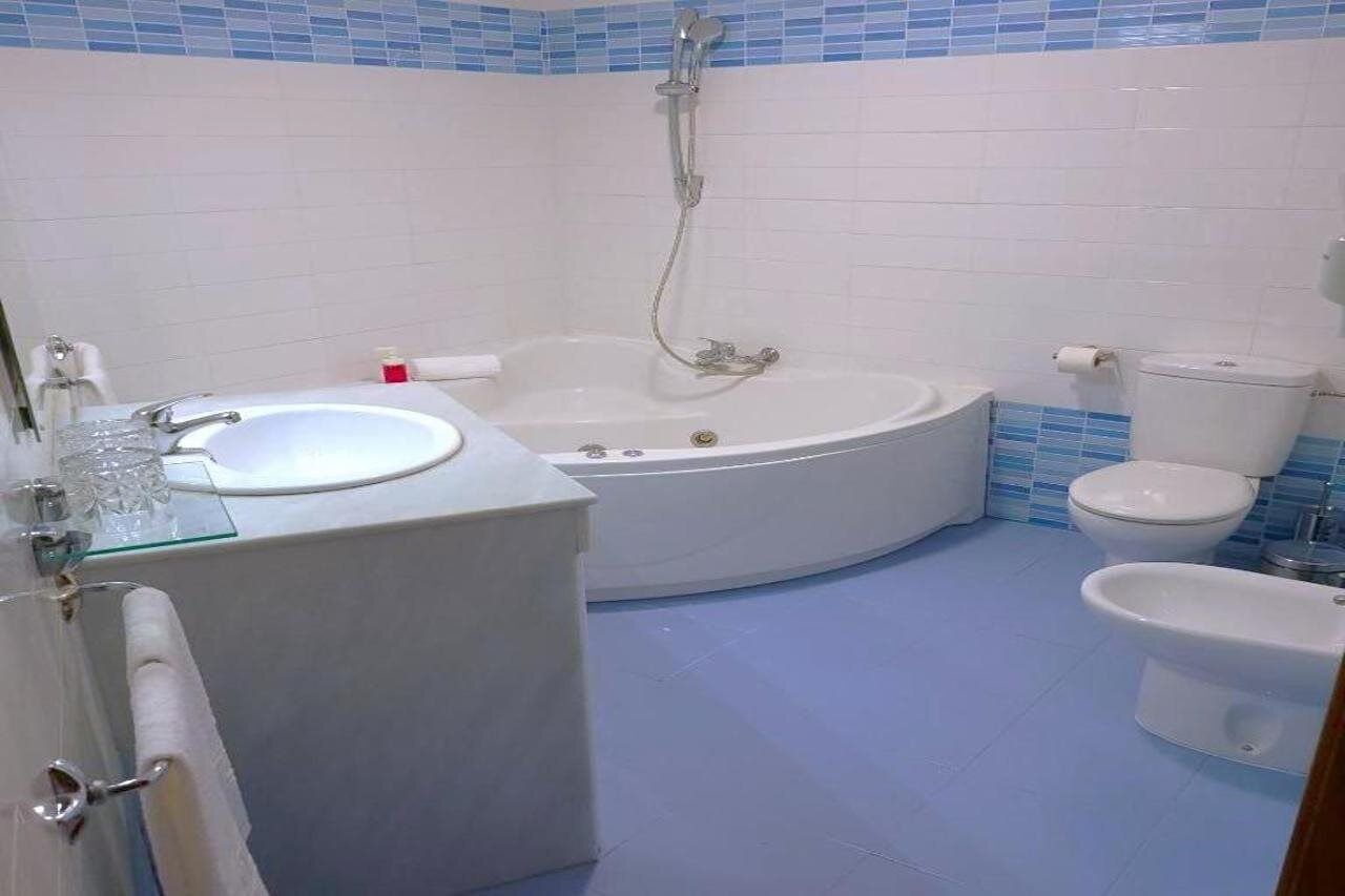 Bidet, serviettes fournies, savon, shampoing