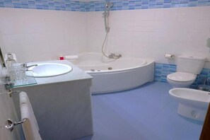 Bidet, asciugamani, sapone, shampoo