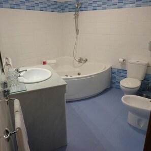 Bidet, towels, soap, shampoo - Hotel Sol Sanlucar (Sanlucar la Mayor)