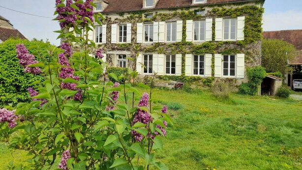 A two-story house with a garden in front. - Maravillon (Villon)