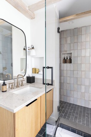 Standard Room, 1 King Bed | Bathroom | Shower, rainfall showerhead, hair dryer, bathrobes