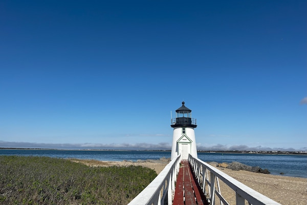 Pantai berhampiran, kerusi lepak pantai, tuala pantai, bar pantai