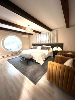 5 bedrooms, iron/ironing board, WiFi, bed sheets