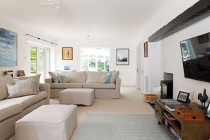 Een televisie, een open haard, videogames en een dvd-speler