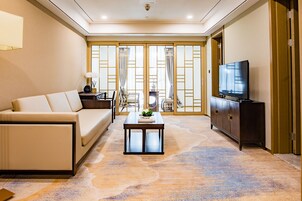 Suite junior | Zona de estar | Televisión LCD de 49 pulgadas con canales por cable, una televisión