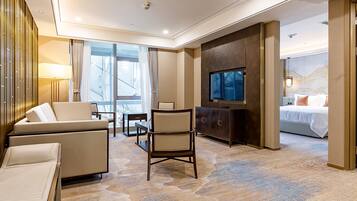 Junior-Suite | Wohnbereich | 49-Zoll-LCD-Fernseher mit Kabelempfang, Fernseher