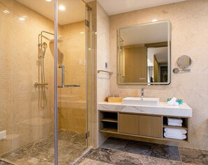 Executive Room, 1 Katil Raja (King) | Bilik Mandi | Kelengkapan dandanan diri percuma, pengering rambut, jubah mandi 