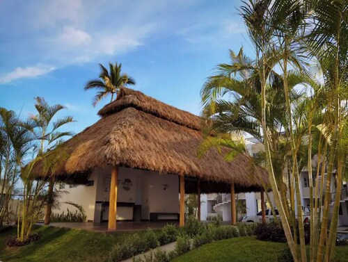 5 mins from beach and interesting places! Weekly and monthly discount available!