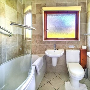 A bathroom with a bathtub, a sink, and a toilet. - Ta Mill Brookview Lodge 2 (Launceston)