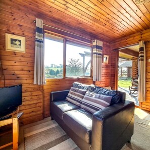 Una televisión, una mesa de tenis de mesa