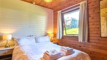 2 bedrooms, iron/ironing board, travel cot, free WiFi