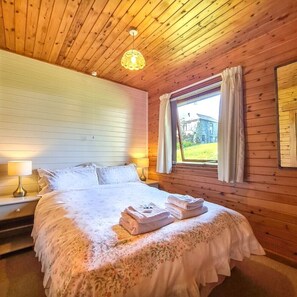 2 dormitorios, tabla de planchar con plancha, cuna de viaje