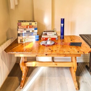 A wooden table with a badminton racket, shuttlecock, and a blue canister. - Ta Mill Brookview Lodge 2 (Launceston)