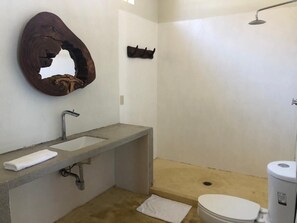 Comfort-Zimmer, 1 King-Bett | Badezimmer | Dusche, Regendusche, kostenlose Toilettenartikel, Handtücher