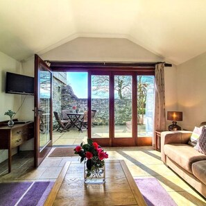 TV, fireplace, ping pong - Ta Mill Dairy Cottage in a Stunning Retreat (Launceston)