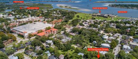 Ett flygbildsbild av en kuststad med kända landmärken som Vilano Beach, St. Augustine Inlet och Anastasia State Park.