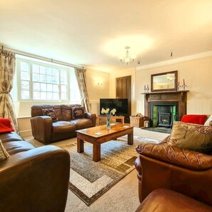 スマートテレビ、暖炉、卓球台