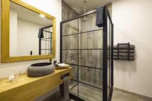 Kamar Superior, 1 Tempat Tidur King, Bebas Asap Rokok, pemandangan laut | Kamar mandi | Shower, pancuran hujan,  dan perlengkapan kamar mandi ramah lingkungan