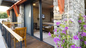 Deluxe Room, 1 King Bed, Non Smoking, Sea View | 1 bedroom, minibar, in-room safe, desk